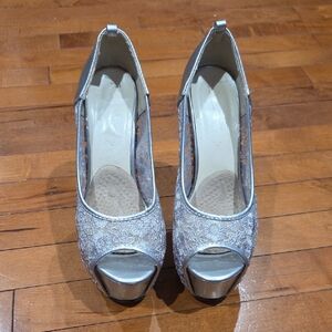 Chic Silver Lace Peep-Toe Heels